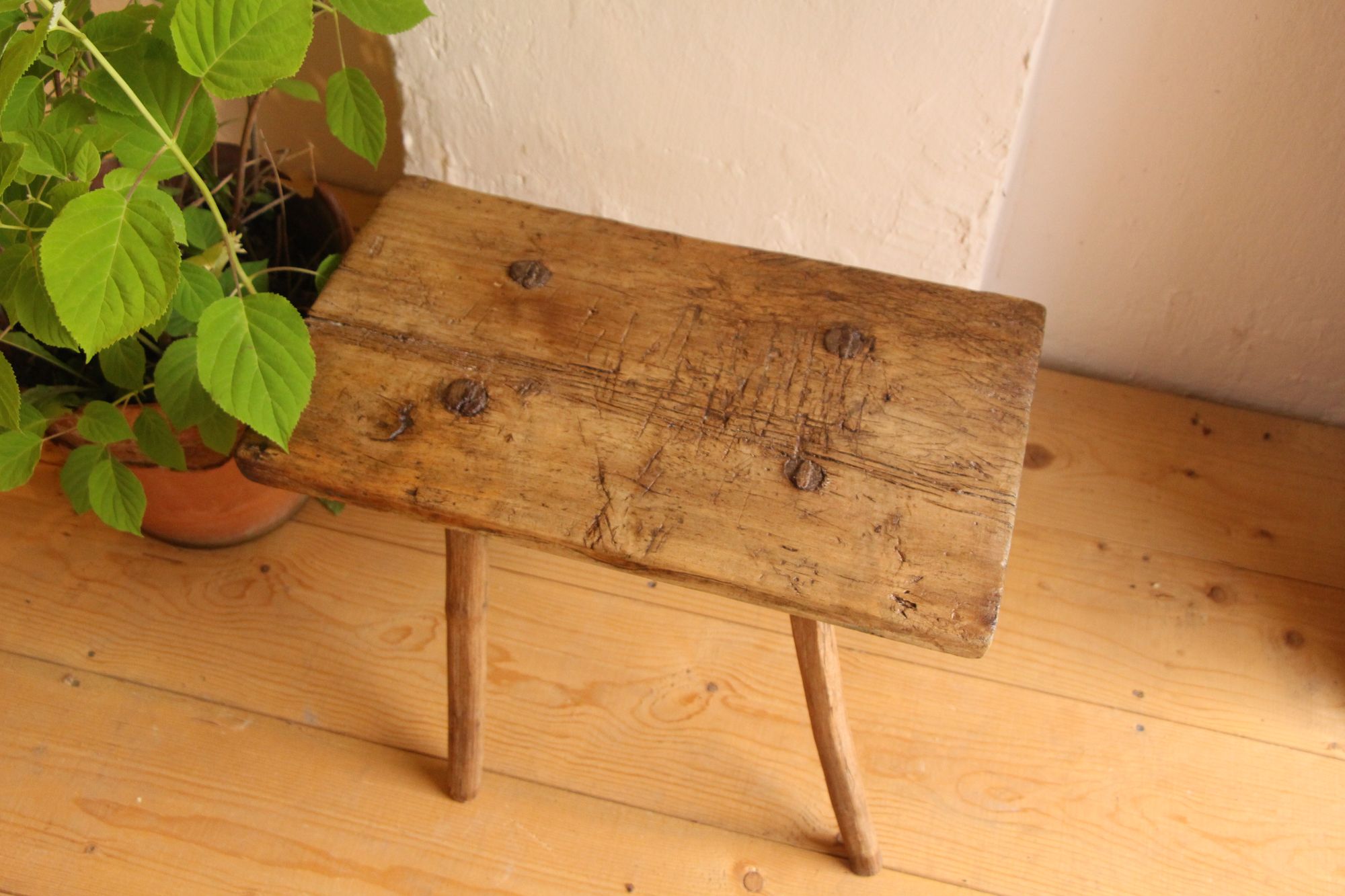 handgefertigter antiker Wabi-Sabi-Hocker aus Holz, Nachttisch A 873