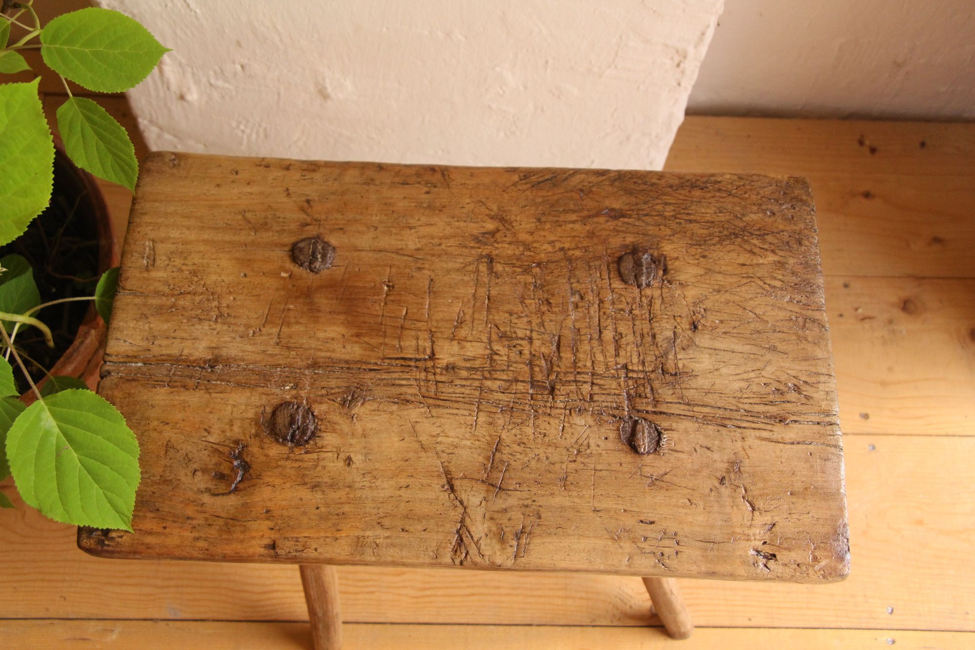 handgefertigter antiker Wabi-Sabi-Hocker aus Holz, Nachttisch A 873 – Bild 4