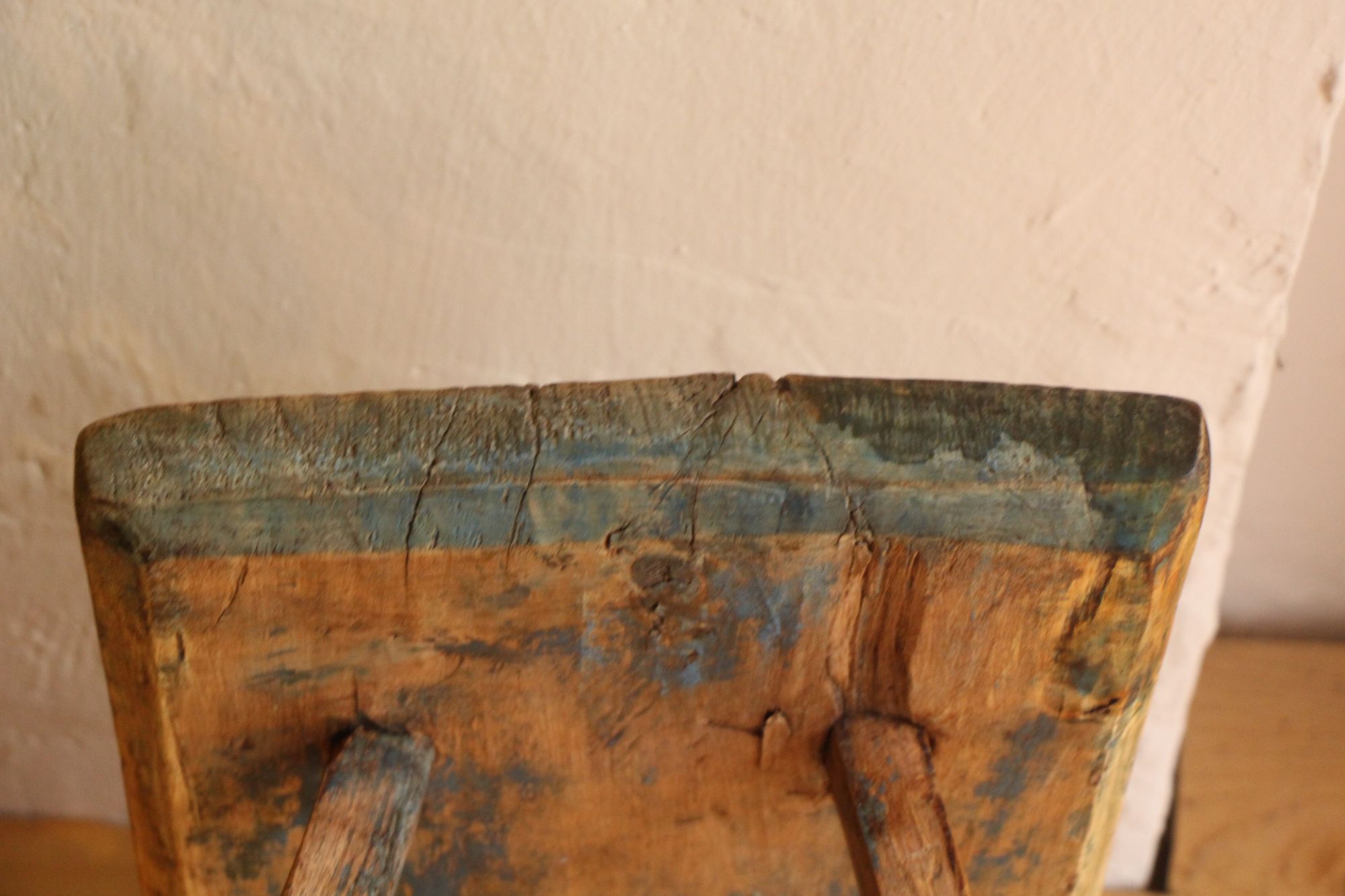 handgefertigter antiker Wabi-Sabi-Hocker aus Holz, Nachttisch A 873 – Bild 3
