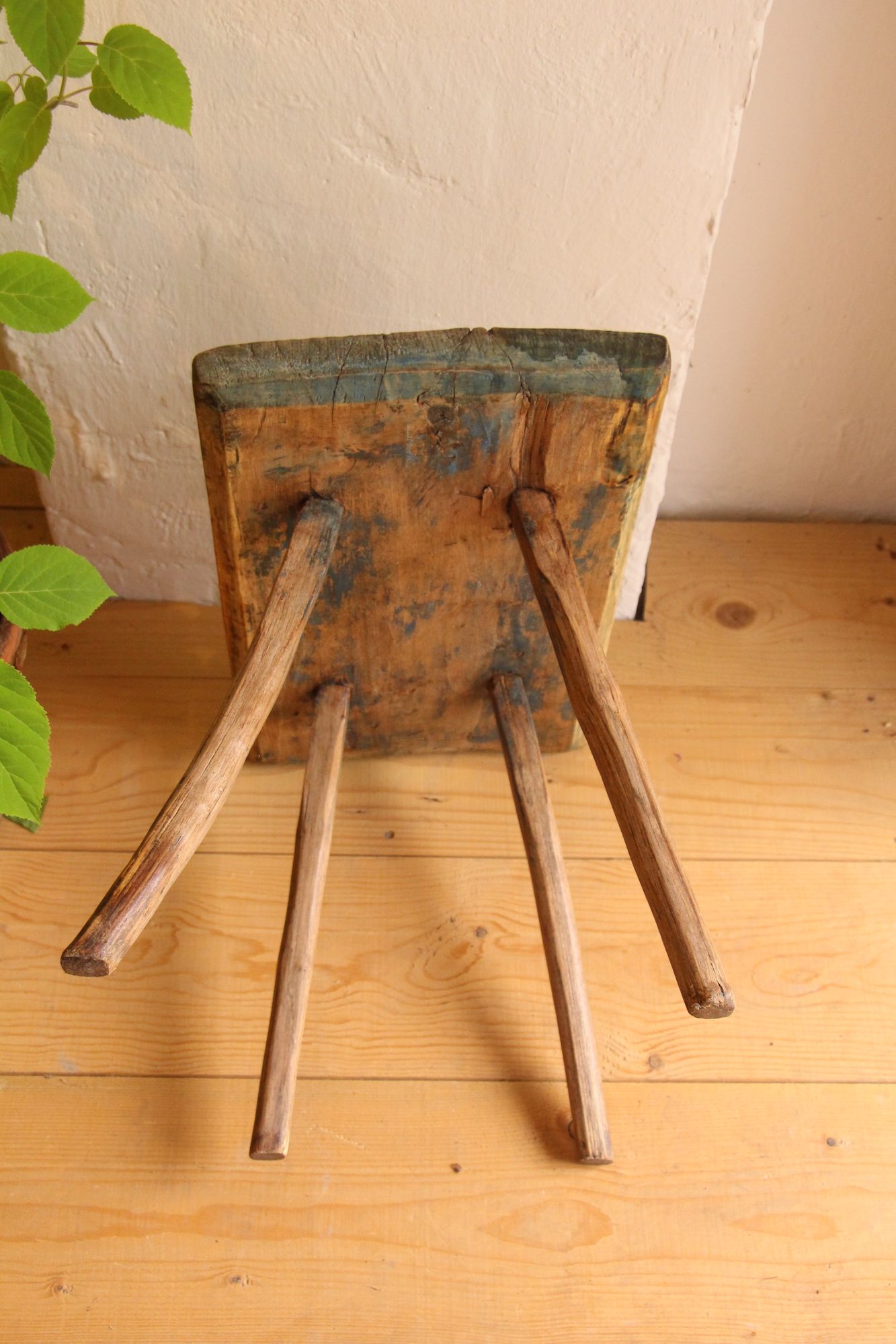 handgefertigter antiker Wabi-Sabi-Hocker aus Holz, Nachttisch A 873 – Bild 2