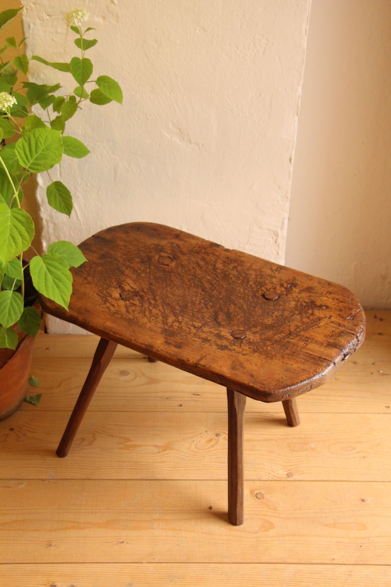 handgefertigter antiker Wabi-Sabi-Hocker aus Holz, Nachttisch A 874 – Bild 10