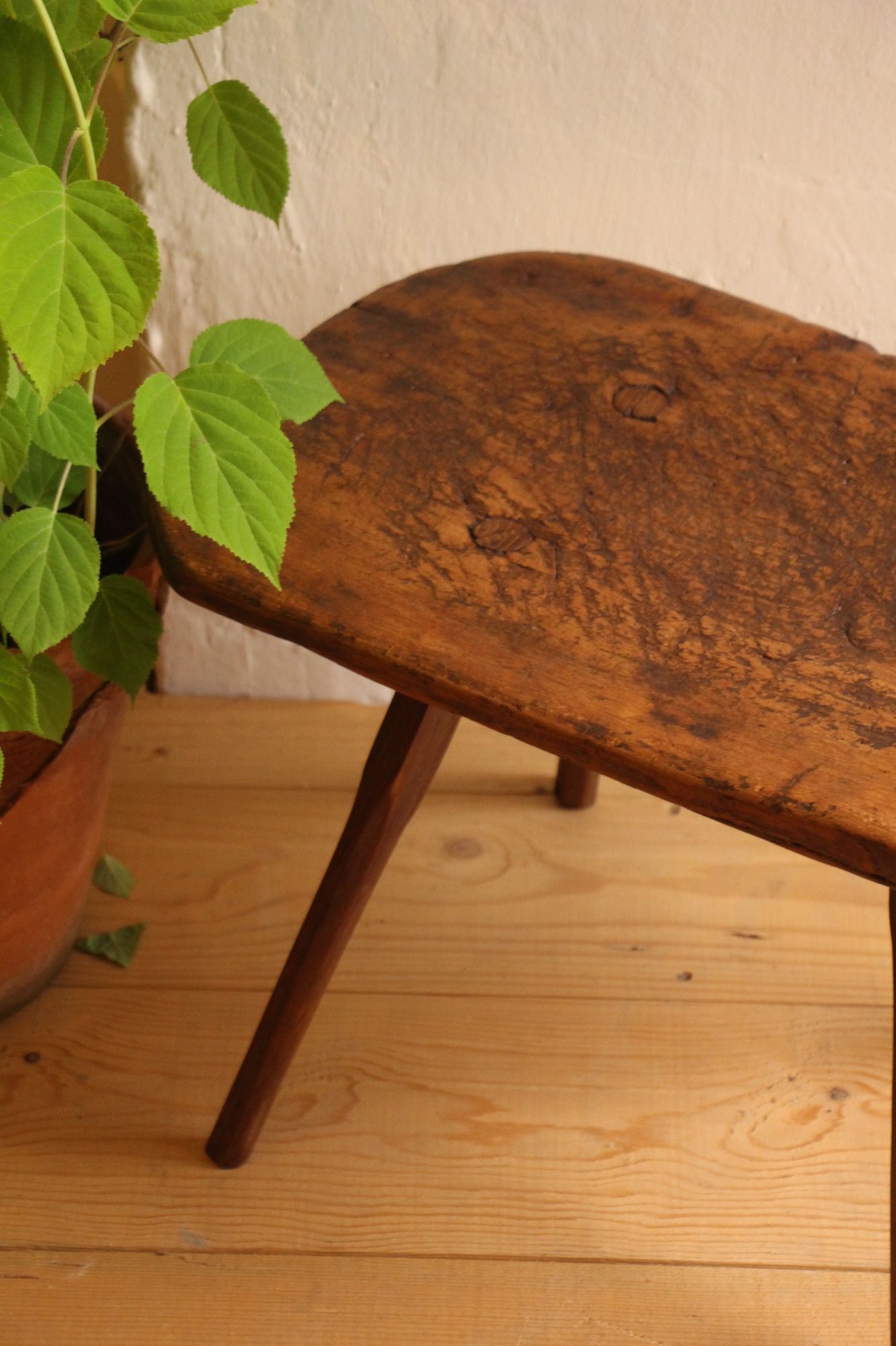 handgefertigter antiker Wabi-Sabi-Hocker aus Holz, Nachttisch A 874