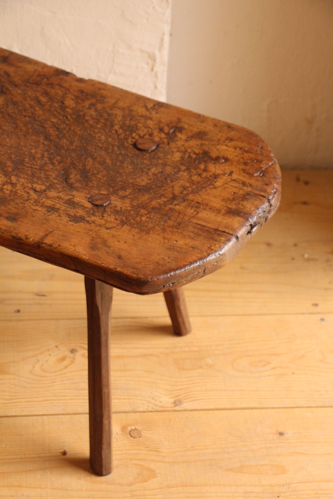 handgefertigter antiker Wabi-Sabi-Hocker aus Holz, Nachttisch A 874 – Bild 8