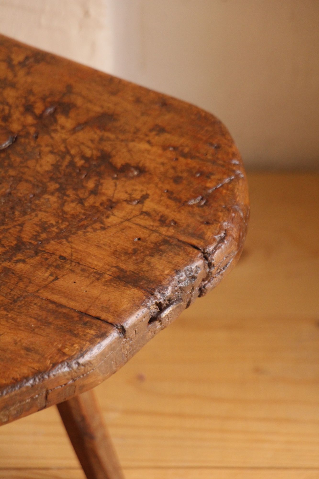 handgefertigter antiker Wabi-Sabi-Hocker aus Holz, Nachttisch A 874 – Bild 7