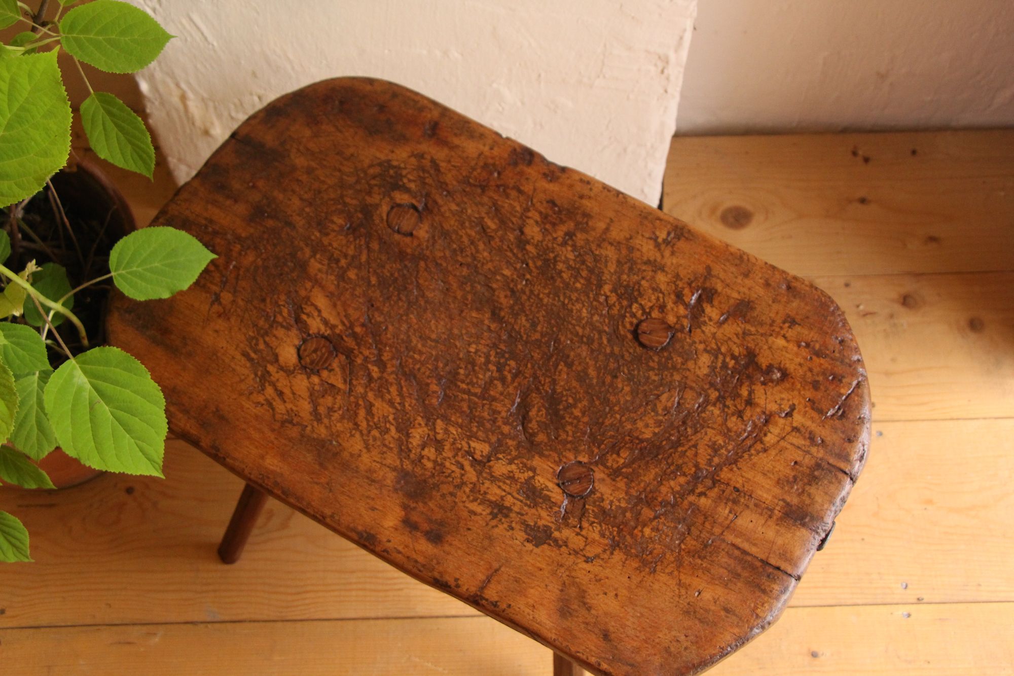 handgefertigter antiker Wabi-Sabi-Hocker aus Holz, Nachttisch A 874 – Bild 6