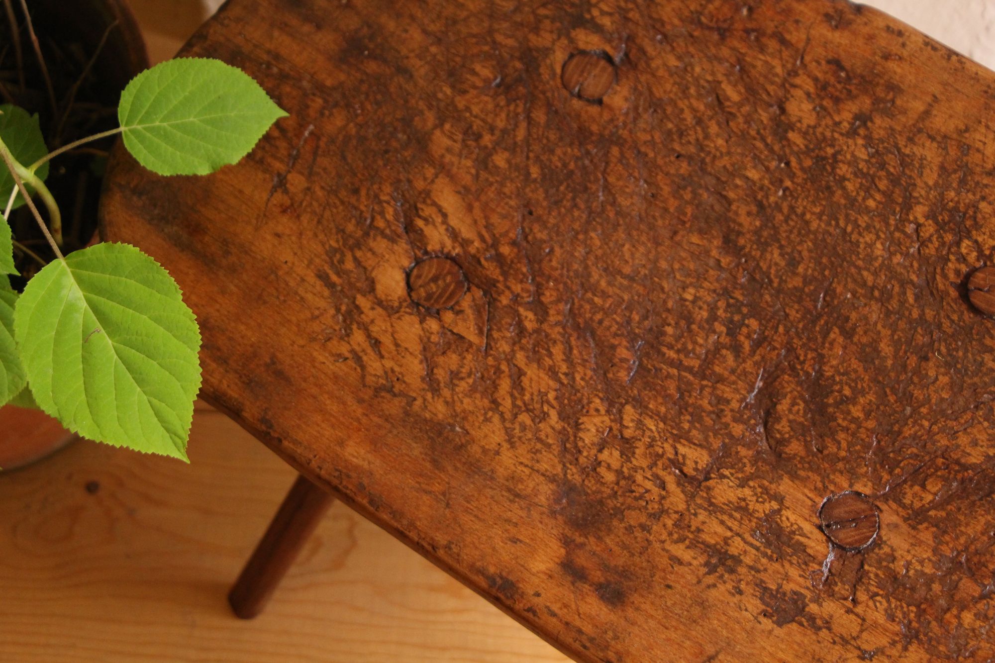 handgefertigter antiker Wabi-Sabi-Hocker aus Holz, Nachttisch A 874 – Bild 5
