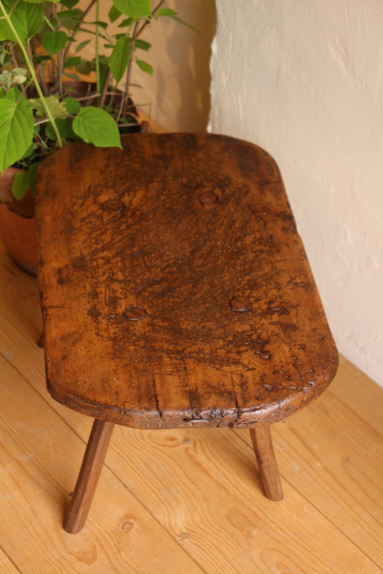 handgefertigter antiker Wabi-Sabi-Hocker aus Holz, Nachttisch A 874 – Bild 3