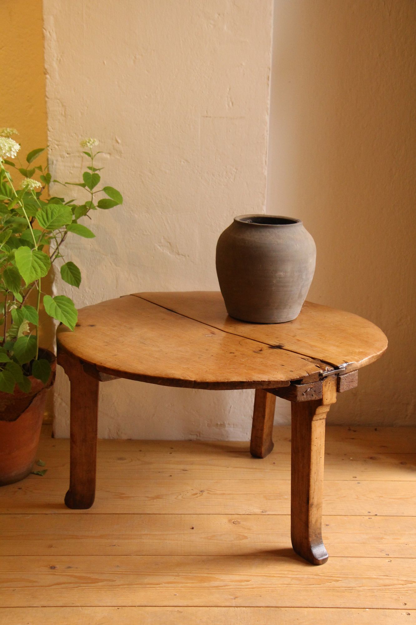 handgefertigter antiker Wabi-Sabi-Couchtisch aus Holz, A 876