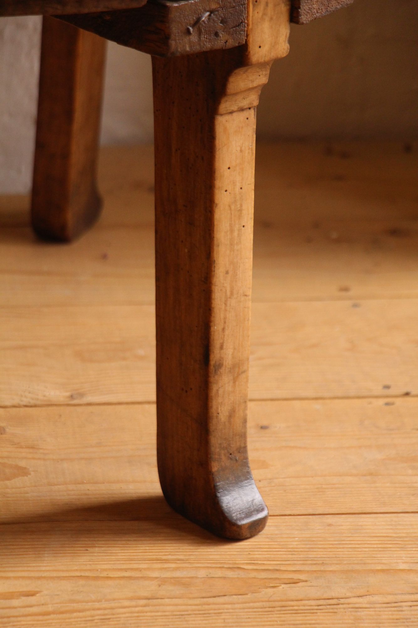 handgefertigter antiker Wabi-Sabi-Couchtisch aus Holz, A 876 – Bild 7