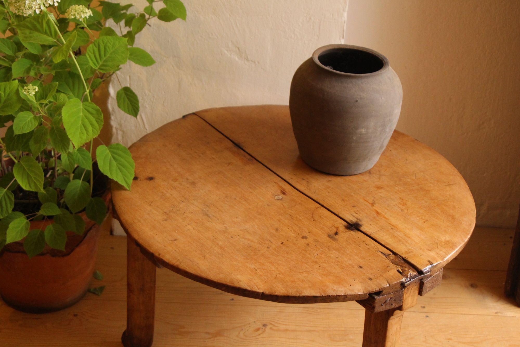 handgefertigter antiker Wabi-Sabi-Couchtisch aus Holz, A 876 – Bild 6