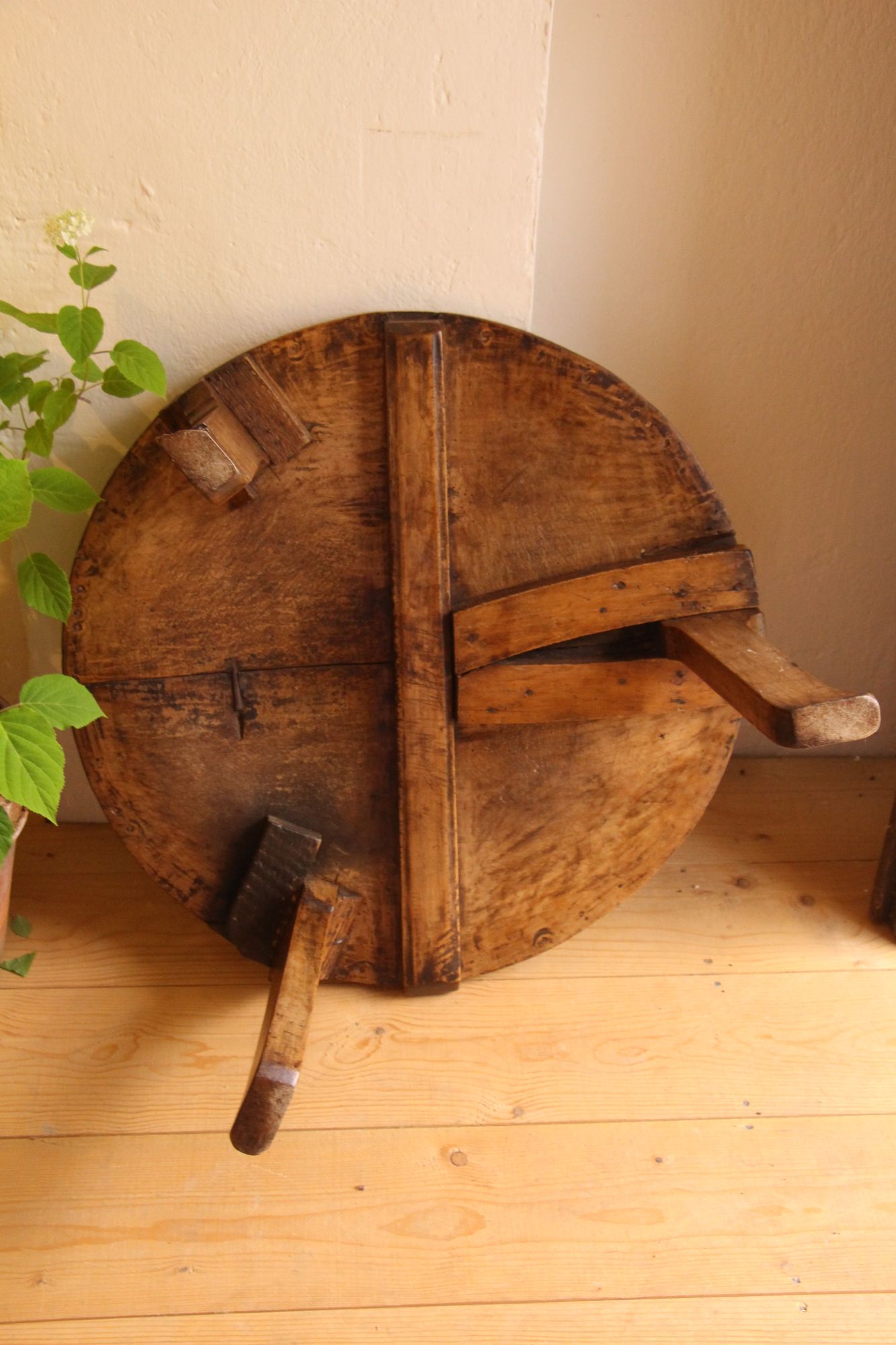 handgefertigter antiker Wabi-Sabi-Couchtisch aus Holz, A 876 – Bild 3