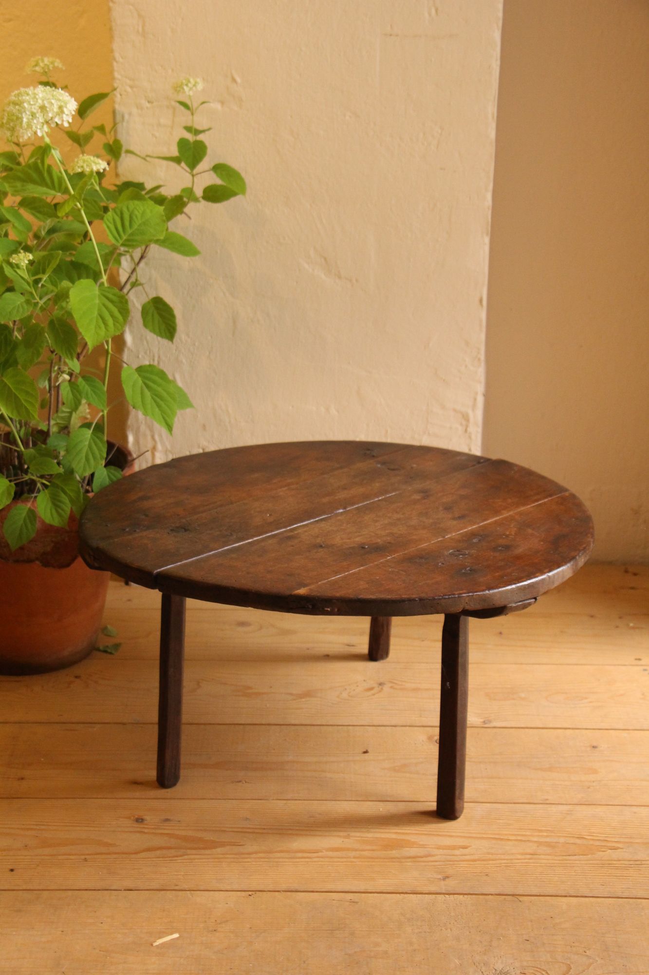 handgefertigter antiker Wabi-Sabi-Couchtisch aus Holz, A 875