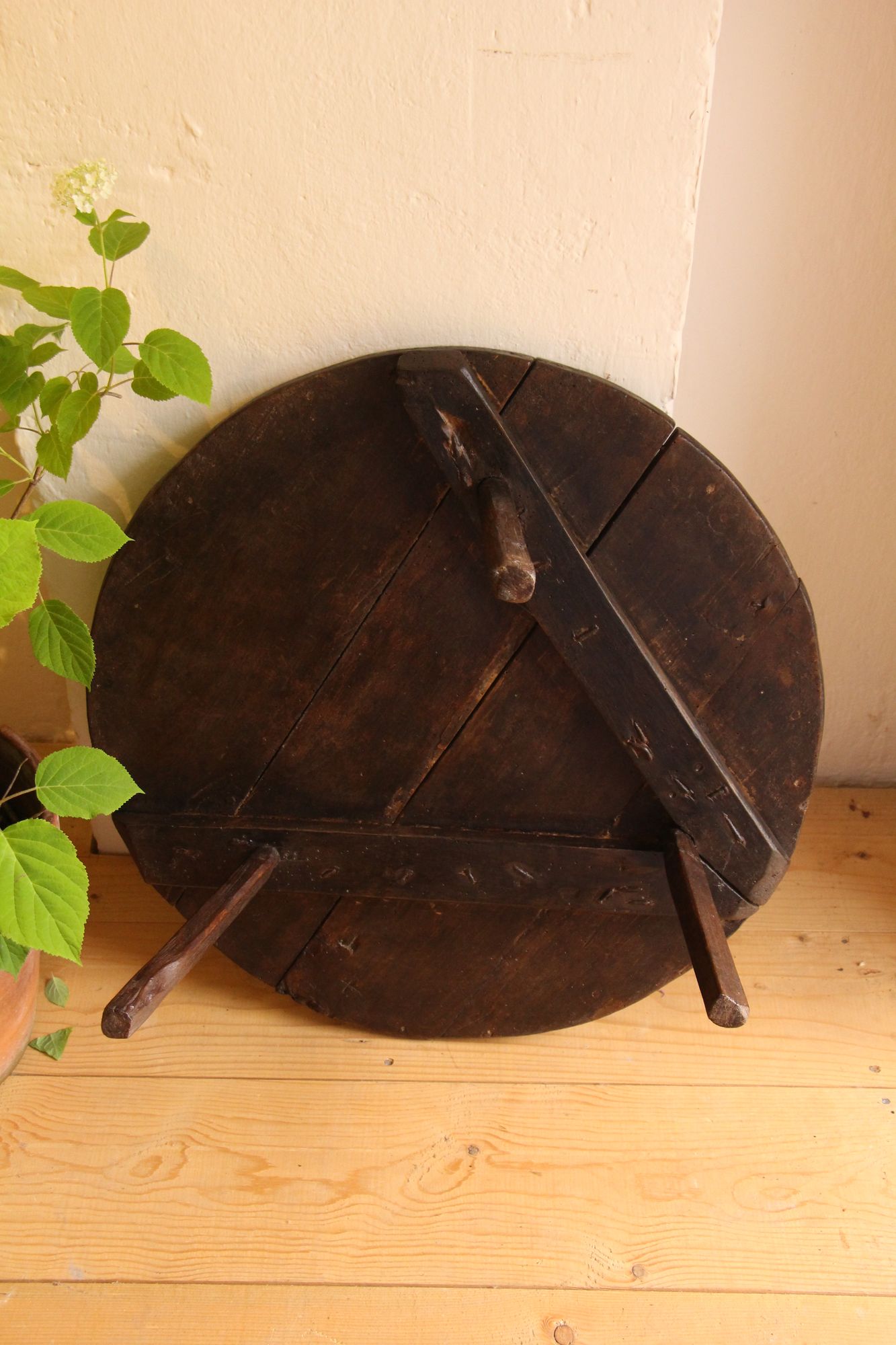 handgefertigter antiker Wabi-Sabi-Couchtisch aus Holz, A 875 – Bild 4