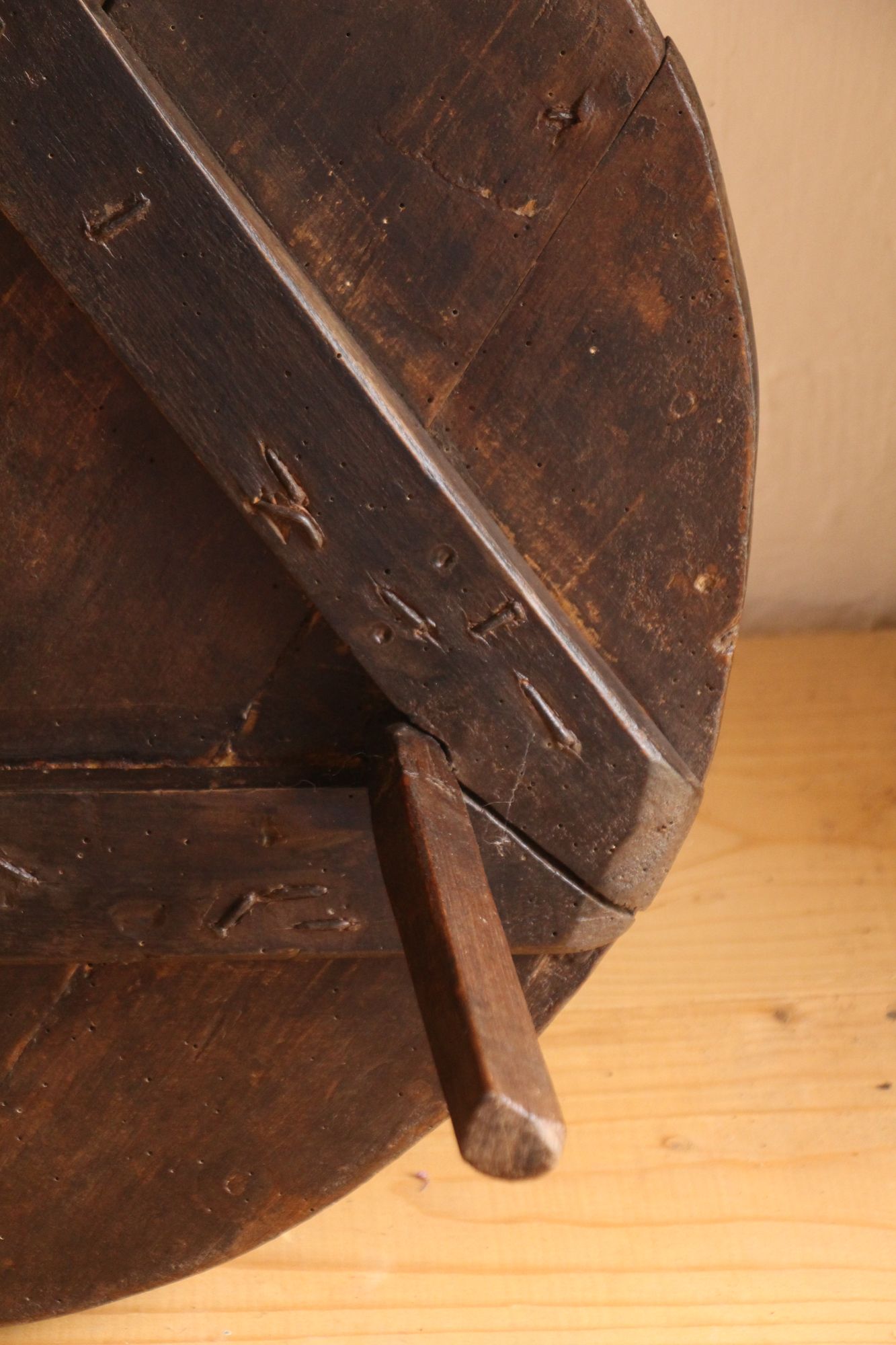 handgefertigter antiker Wabi-Sabi-Couchtisch aus Holz, A 875 – Bild 3